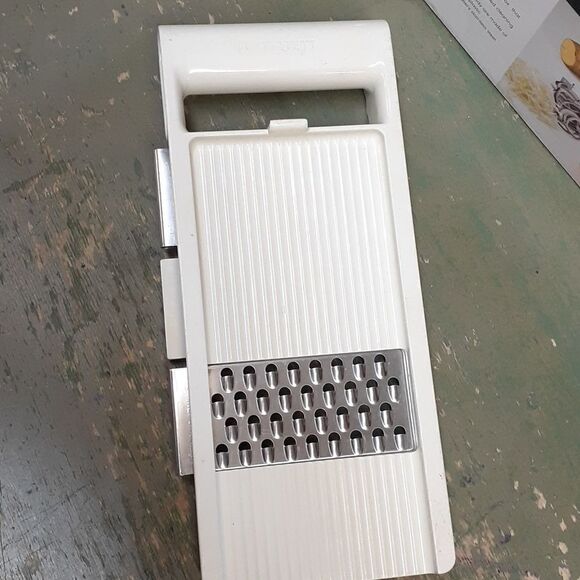 Paterno 7 blade, 8 cut spiraling pro and hand held grater/slicer - Picture 8 of 10